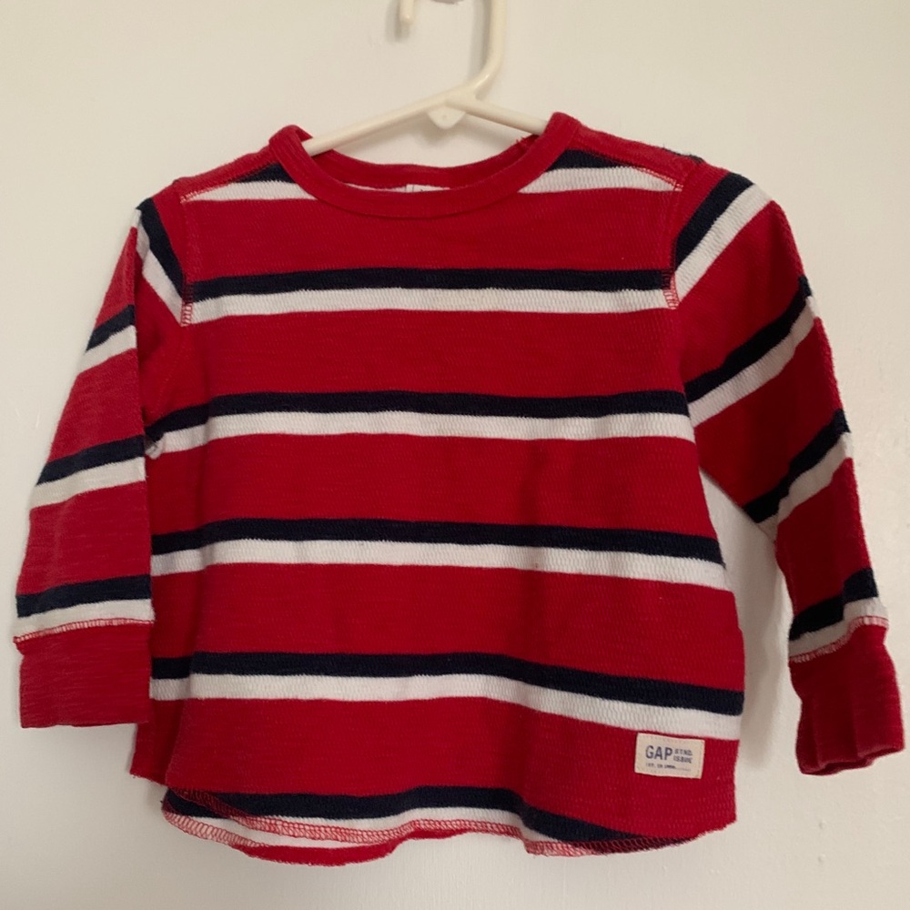 🌟 Sporty crew babyGap shirt! 🌟
